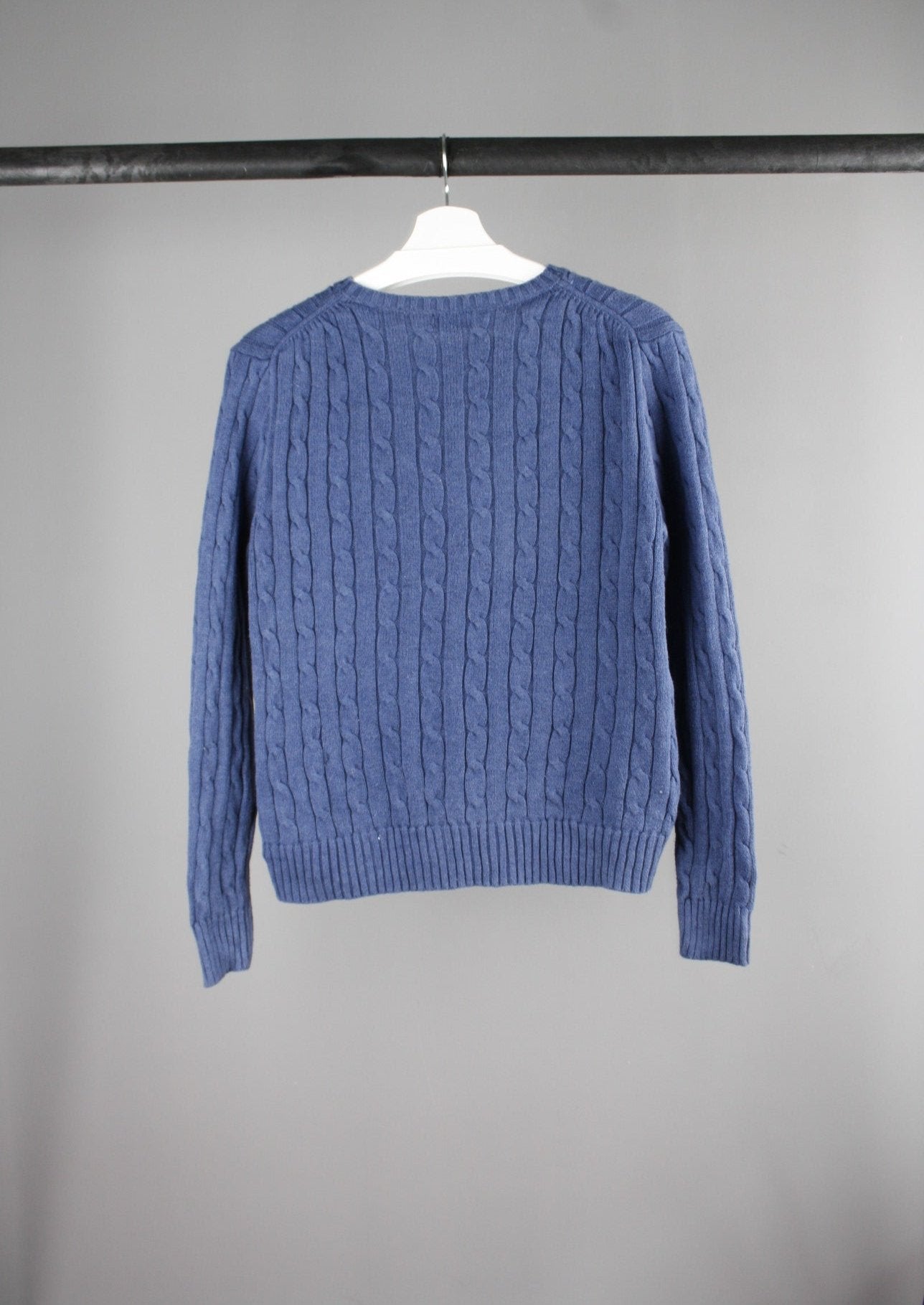 Achterkant van een donkerblauwe  Ralph Lauren cable knit sweater, met een verfijnde en tijdloze look, afgewerkt met een marineblauw logo
