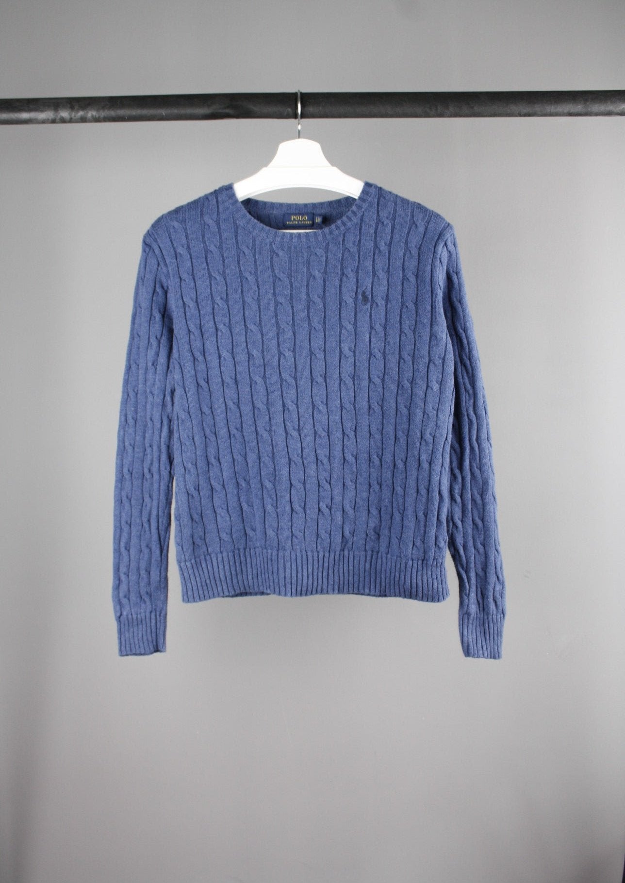 Voorkant van een donkerblauwe Ralph Lauren cable knit sweater met een marineblauw paardje op de borst, gemaakt van zachte wol voor een klassieke en stijlvolle uitstraling.