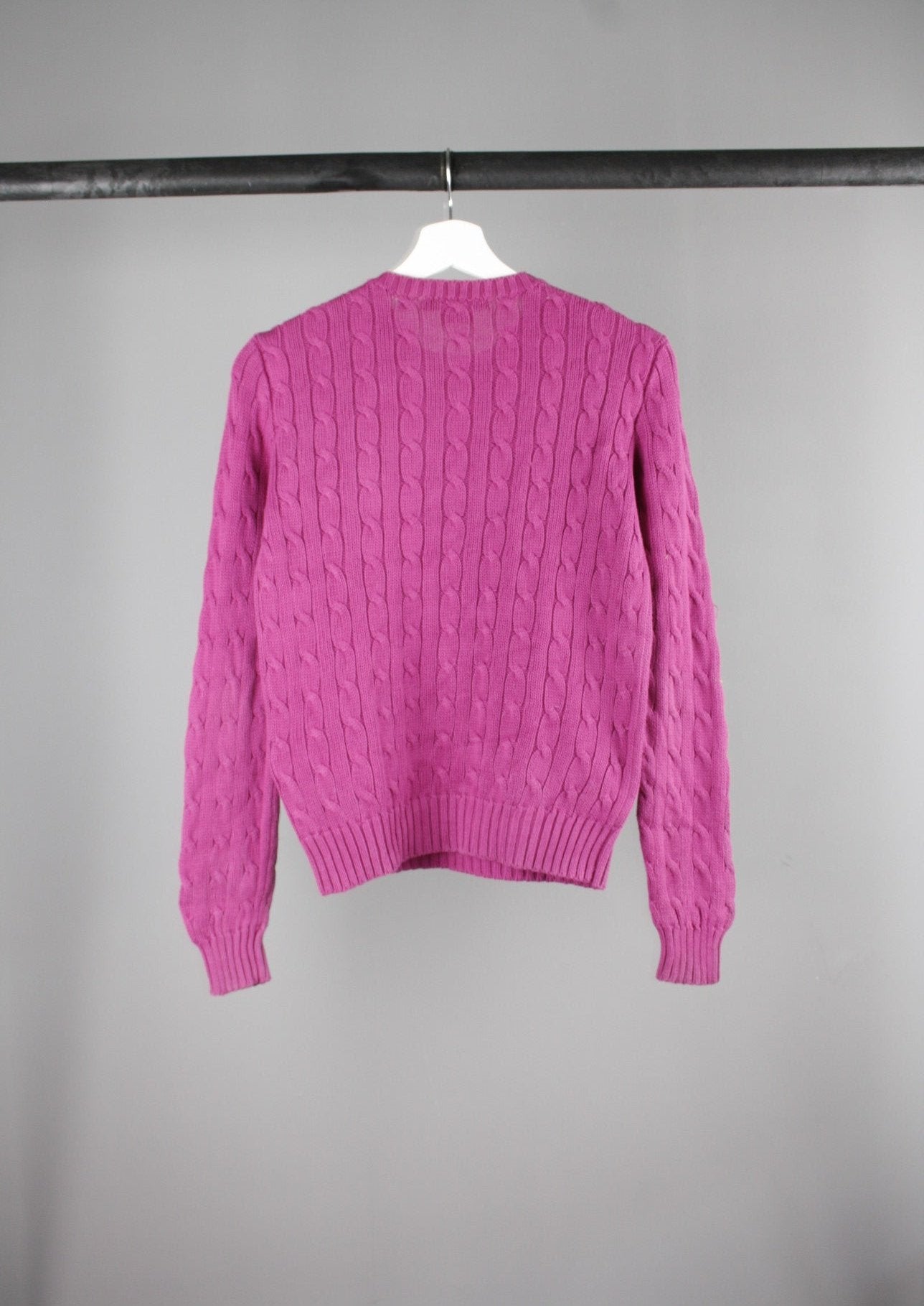 Achterkant van een paarse Ralph Lauren cable knit sweater met een subtiel groen logo, perfect voor een casual en trendy look