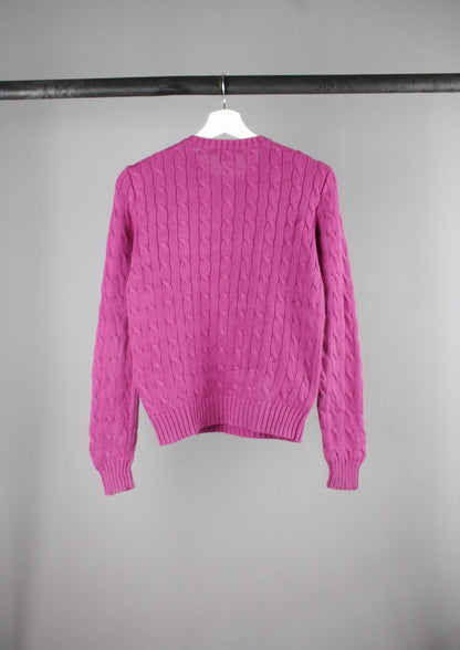 Achterkant van een paarse Ralph Lauren cable knit sweater met een subtiel groen logo, perfect voor een casual en trendy look