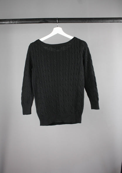 Achterkant van een zwarte Ralph Lauren cable knit sweater met een subtiel wit logo op de borst, perfect voor een tijdloze en verfijnde look.