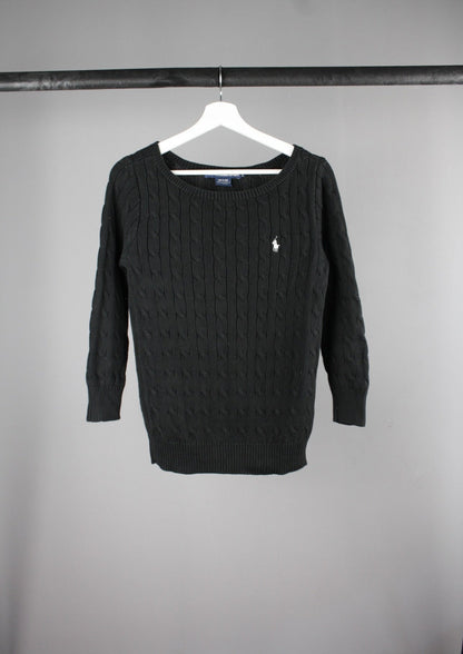 Voorkant van een zwarte Ralph Lauren cable knit sweater met een wit paardje op de borst, gebreid van hoogwaardige wol voor een klassieke en elegante uitstraling.