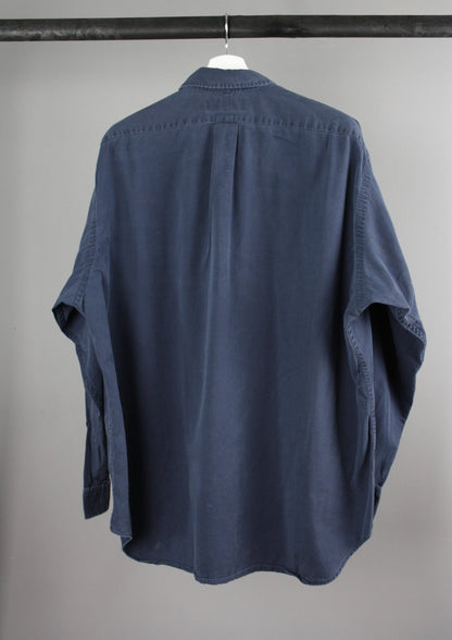 Achterkant van een marineblauw Ralph Lauren overhemd met een eenvoudig ontwerp en een rood paardje op de voorkant, ideaal voor een elegante en casual look.