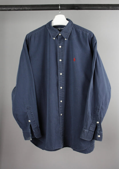 Voorkant van een marineblauw Ralph Lauren overhemd met een rood paardje op de borst, gemaakt van hoogwaardige katoen met een klassieke pasvorm.