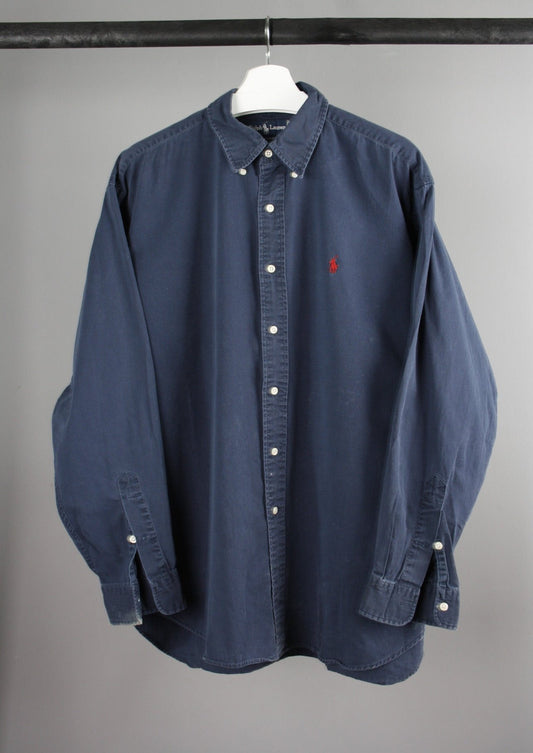 Voorkant van een marineblauw Ralph Lauren overhemd met een rood paardje op de borst, gemaakt van hoogwaardige katoen met een klassieke pasvorm.