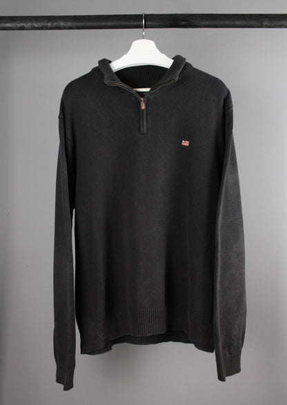Voorkant van een zwarte Ralph Lauren quarter-zip sweater met opstaande kraag en subtiel geborduurd logo op de borst.
