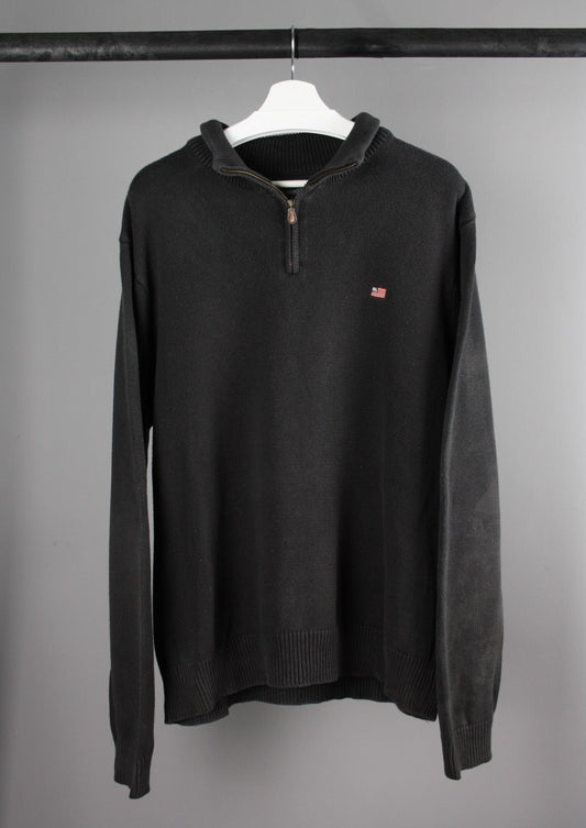 Voorkant van een zwarte Ralph Lauren quarter-zip sweater met opstaande kraag en subtiel geborduurd logo op de borst.