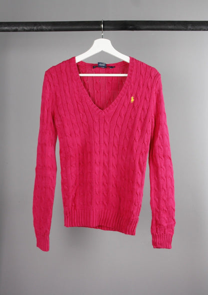 Voorkant van een Ralph Lauren Sport cable knit sweater in klassiek ontwerp met een geel paardje op de borst, gemaakt van hoogwaardige materialen voor comfort en stijl.