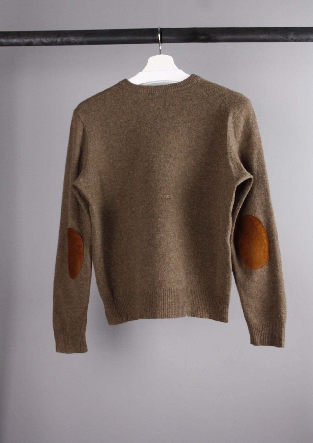 Achterkant van een bruine Ralph Lauren sweater met V-hals en een klassieke snit, ideaal voor een stijlvolle en verfijnde look.