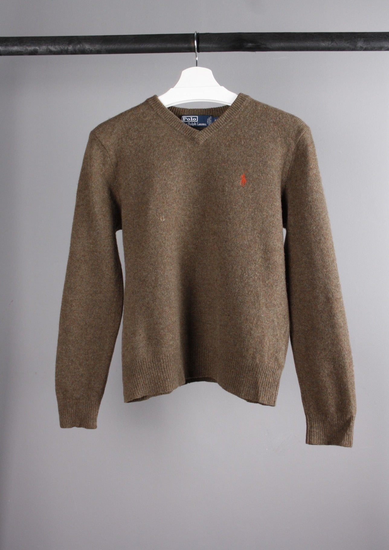 Voorkant van een bruine Ralph Lauren sweater met een V-hals, gemaakt van zachte stof voor een elegante en comfortabele uitstraling.