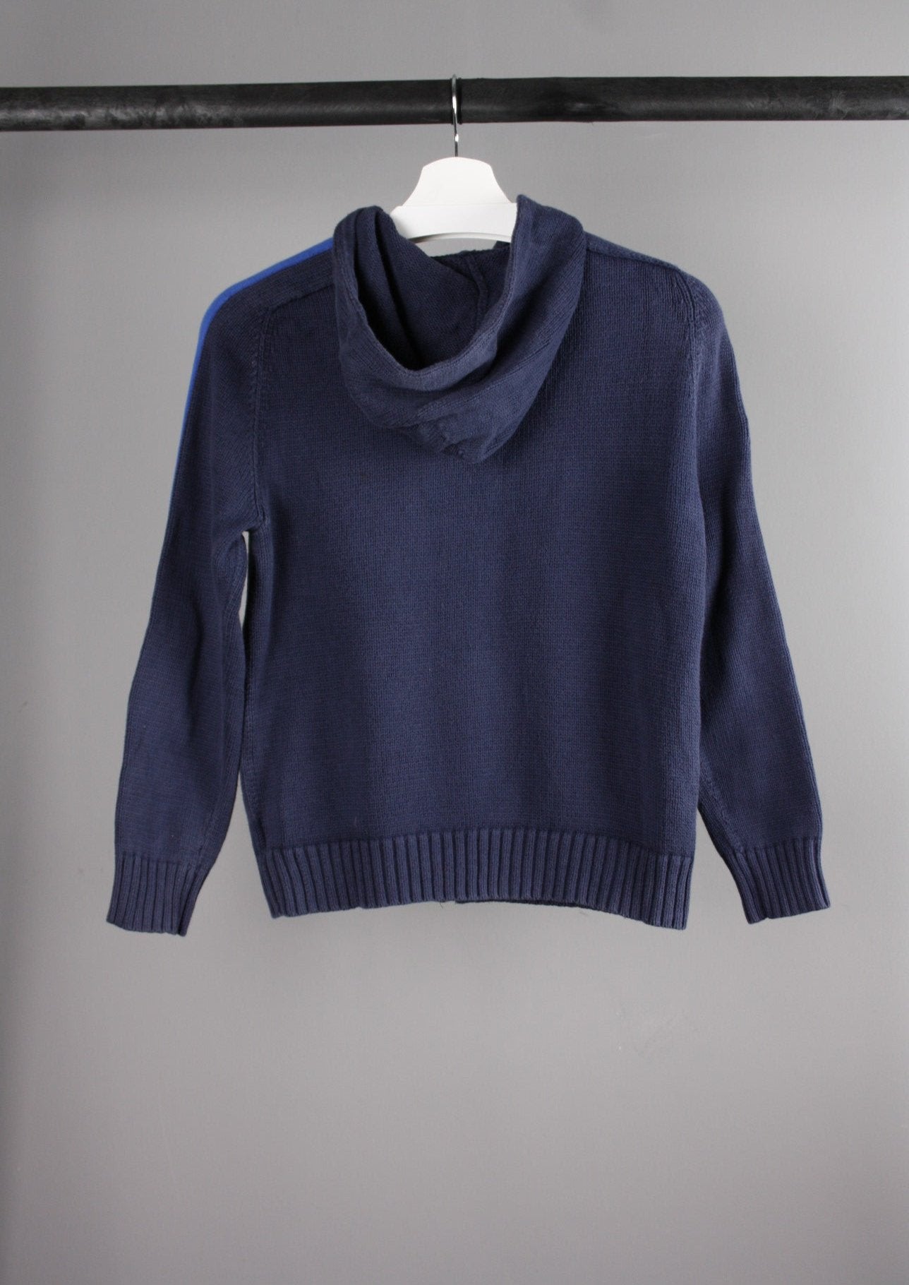 Achterkant van een marineblauw Ralph Lauren vest met een klassieke en tijdloze stijl, perfect voor zowel casual als formele outfits.
