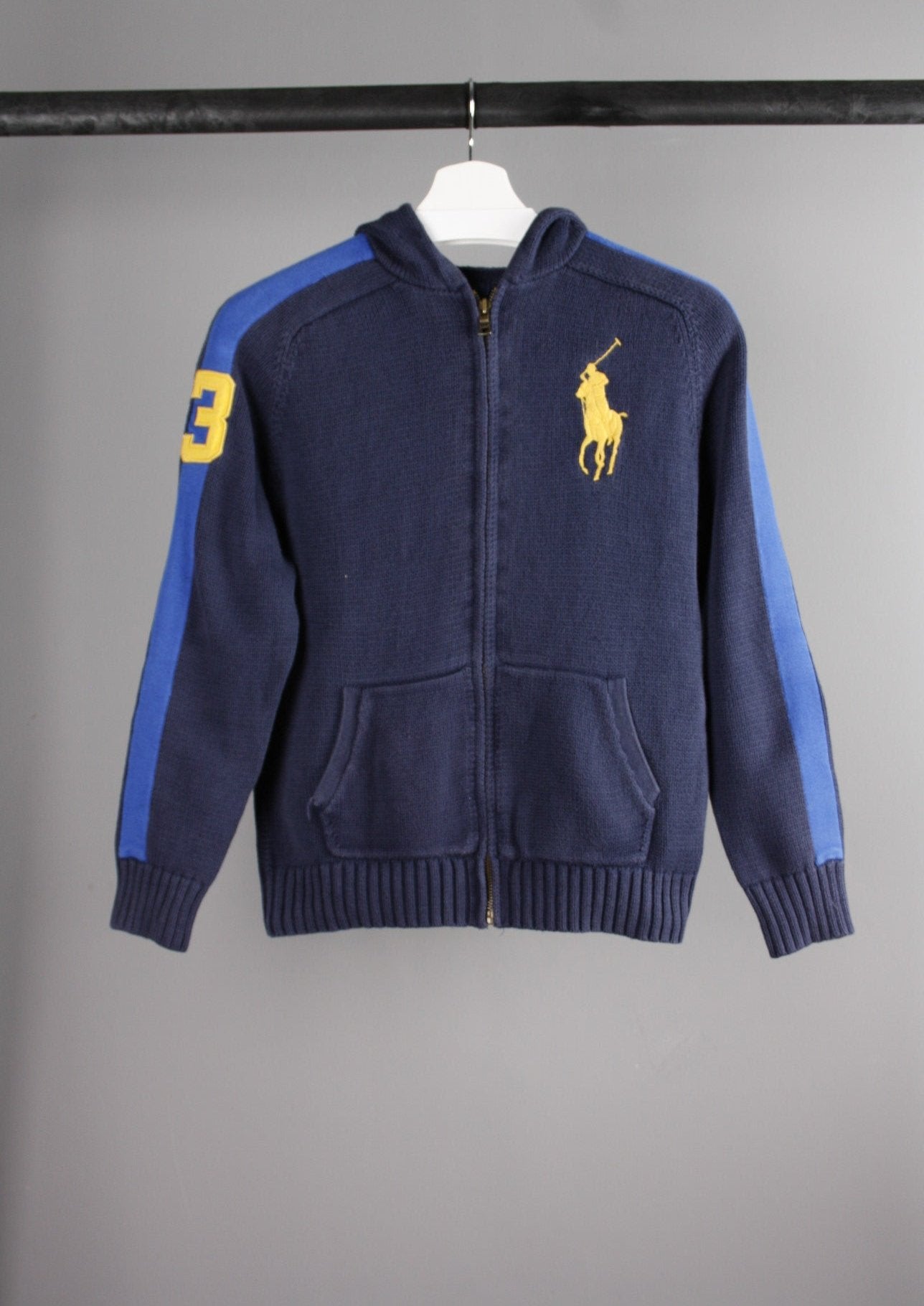Voorkant van een marineblauw Ralph Lauren vest met een groot geel paard op de borst, gemaakt van hoogwaardige stof met een ritssluiting.