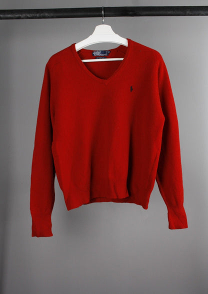 Voorkant van een wollen Ralph Lauren sweater met V-hals in een klassieke pasvorm en een marineblauw geborduurd paardje op de borst.