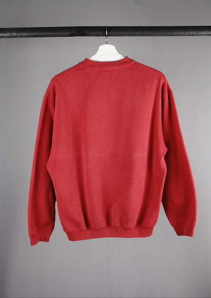 Achterkant van een rode Reebok sweater met een minimalistisch ontwerp en een comfortabele pasvorm.
