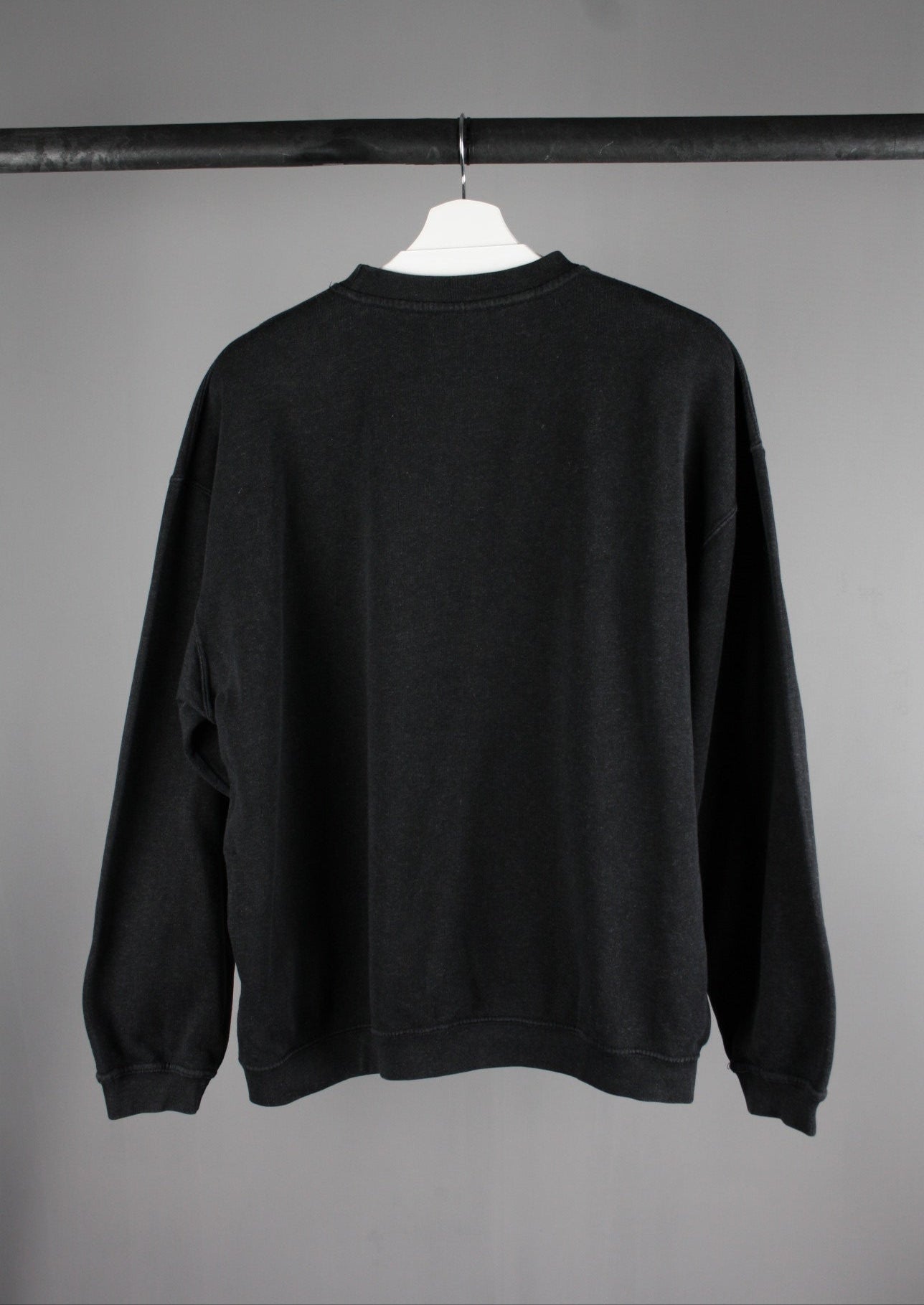 Achterkant van een zwarte Reebok sweater in maat L, een comfortabele en tijdloze look voor dagelijks gebruik.
