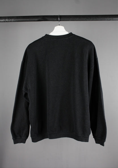 Achterkant van een zwarte Reebok sweater in maat L, een comfortabele en tijdloze look voor dagelijks gebruik.