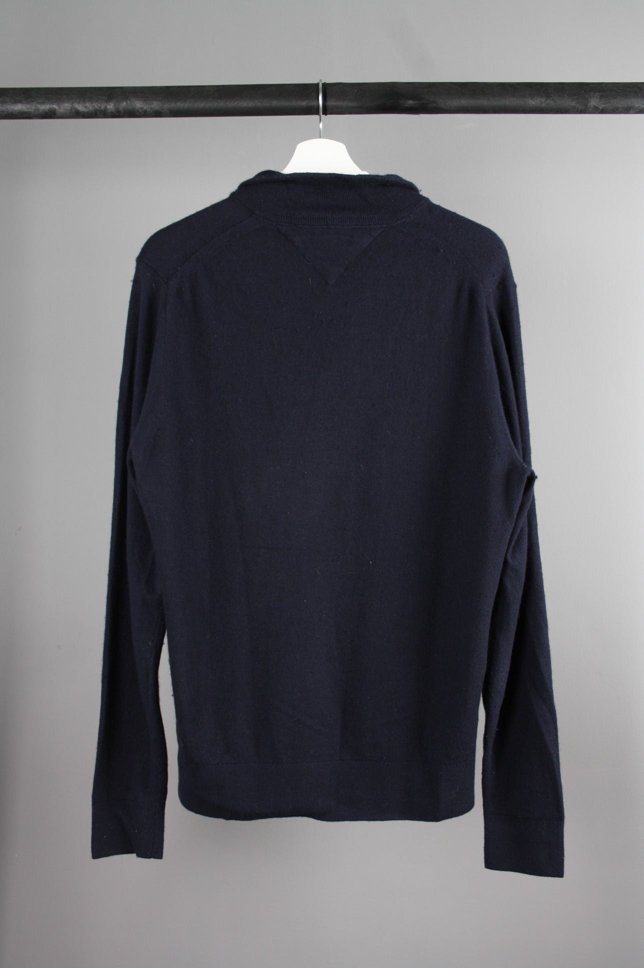 Achterkant van een marineblauwe Tommy Hilfiger quarter-zip sweater met een stijlvolle en comfortabele pasvorm, perfect voor casual en sportieve looks.