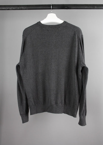 Achterkant van een grijze Tommy Hilfiger sweater met een eenvoudige en stijlvolle afwerking, ideaal voor casual en dagelijkse outfits.