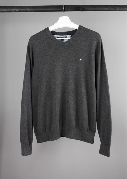 Voorkant van een grijze Tommy Hilfiger sweater met ronde hals en het Tommy Hilfiger-logo op de borst, gemaakt van zachte en comfortabele stof.