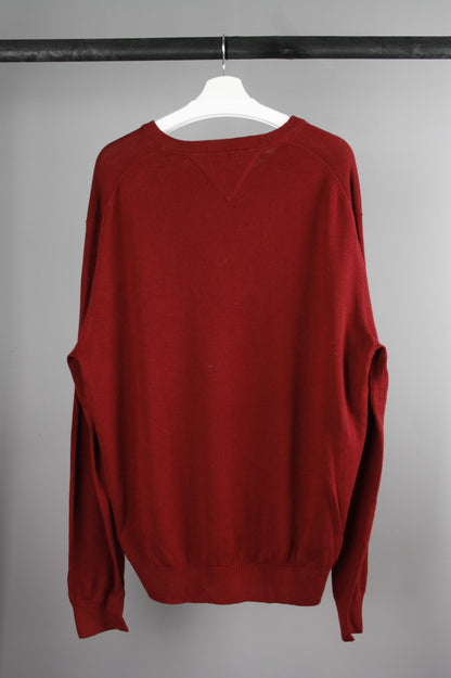 Achterkant van een wijnrode Tommy Hilfiger sweater met een klassieke pasvorm en minimalistische stijl, perfect voor casual en stijlvolle outfits.