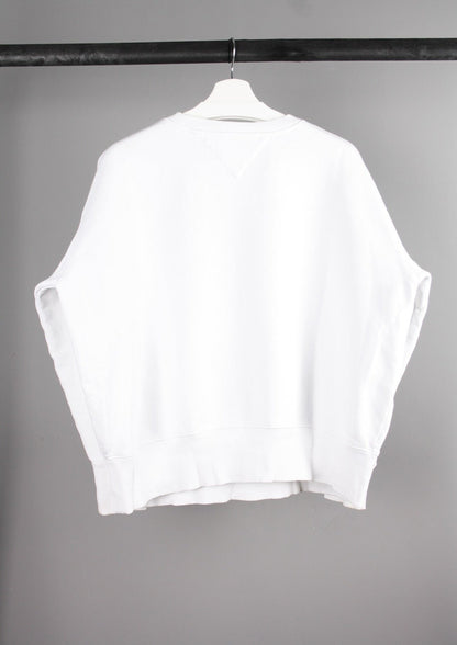 Achterkant van een witte Tommy Jeans sweater met een eenvoudige en stijlvolle afwerking, ideaal voor een casual en moderne look.