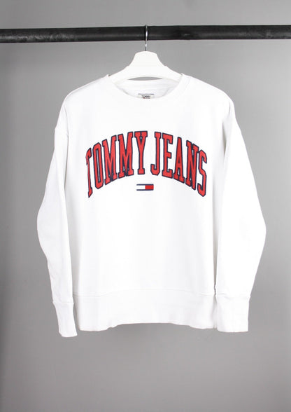 Voorkant van een witte Tommy Jeans sweater met grote rode tekst op de borst, gemaakt van zachte, comfortabele stof.